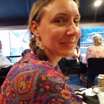 Person wearing a Quenn Pendant