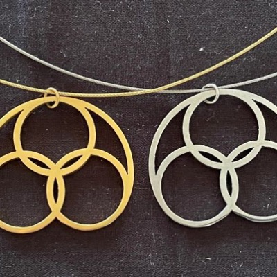 Person wearing a Quenn Pendant