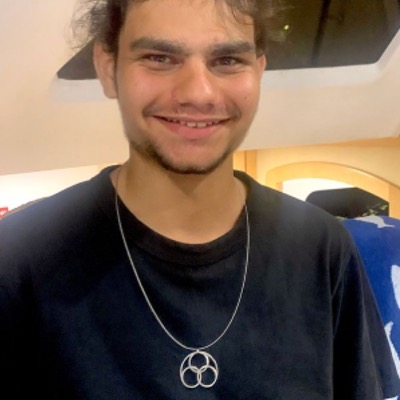 Person wearing a Quenn Pendant