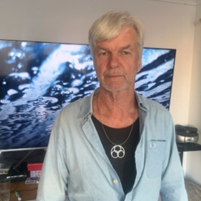 Person wearing a Quenn Pendant