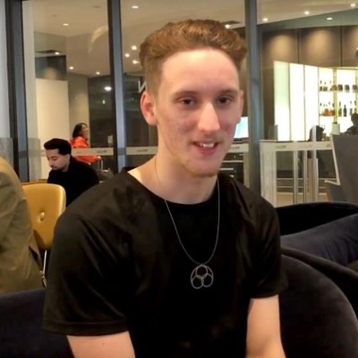 Person wearing a Quenn Pendant