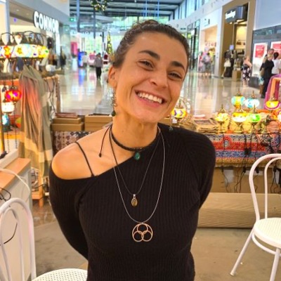 Person wearing a Quenn Pendant