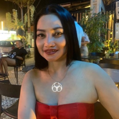 Person wearing a Quenn Pendant