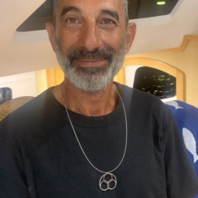 Person wearing a Quenn Pendant