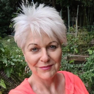 Person wearing a Quenn Pendant