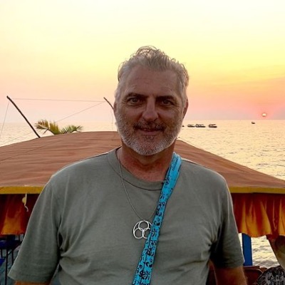 Person wearing a Quenn Pendant